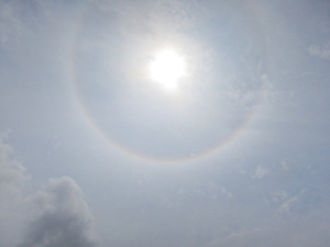 Ice crystals of high level strato cirrus cloud act as a prism